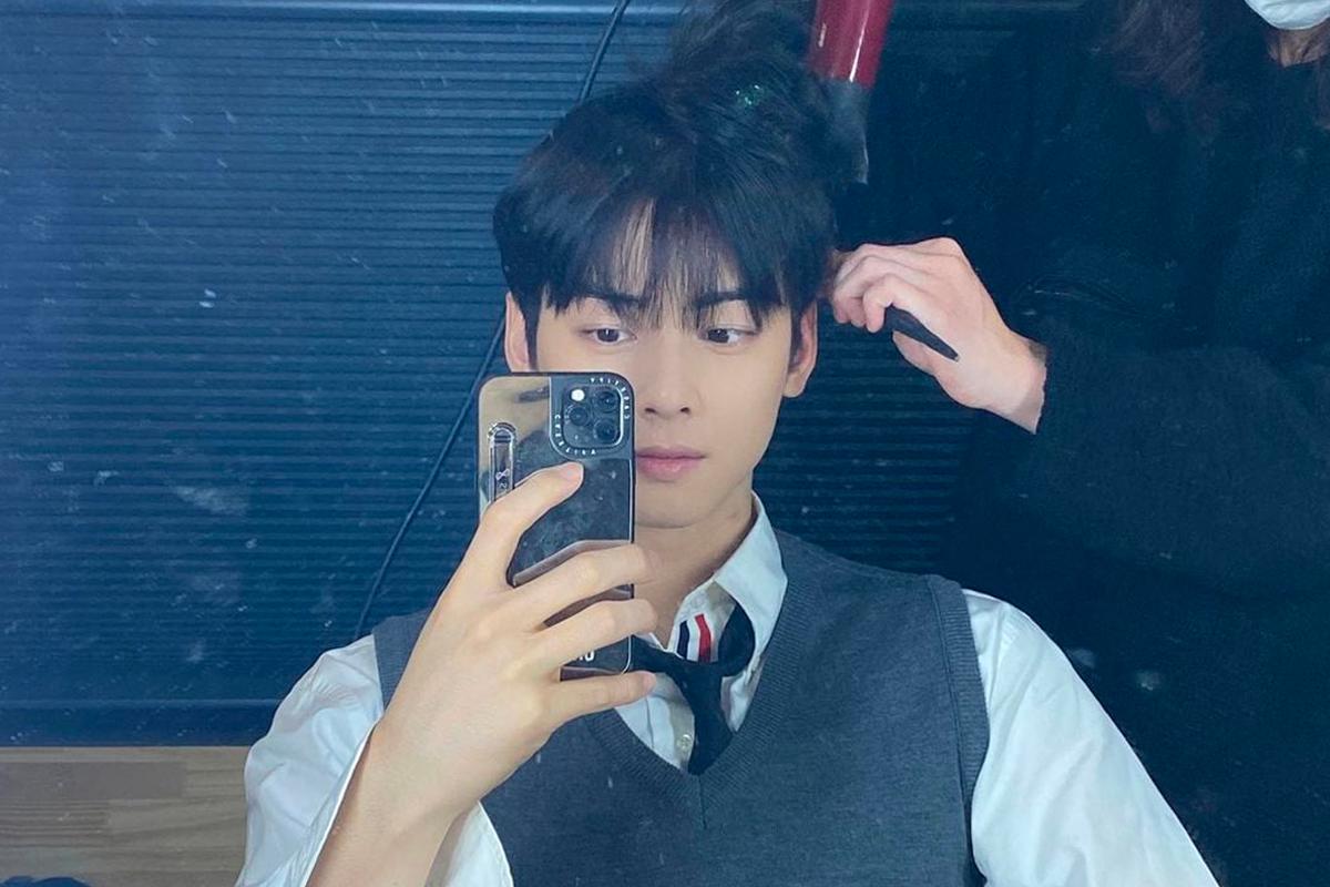 利用邊框鏡拍攝的男子自拍，在鏡子中展示他的髮型和正在做的髮型造型。