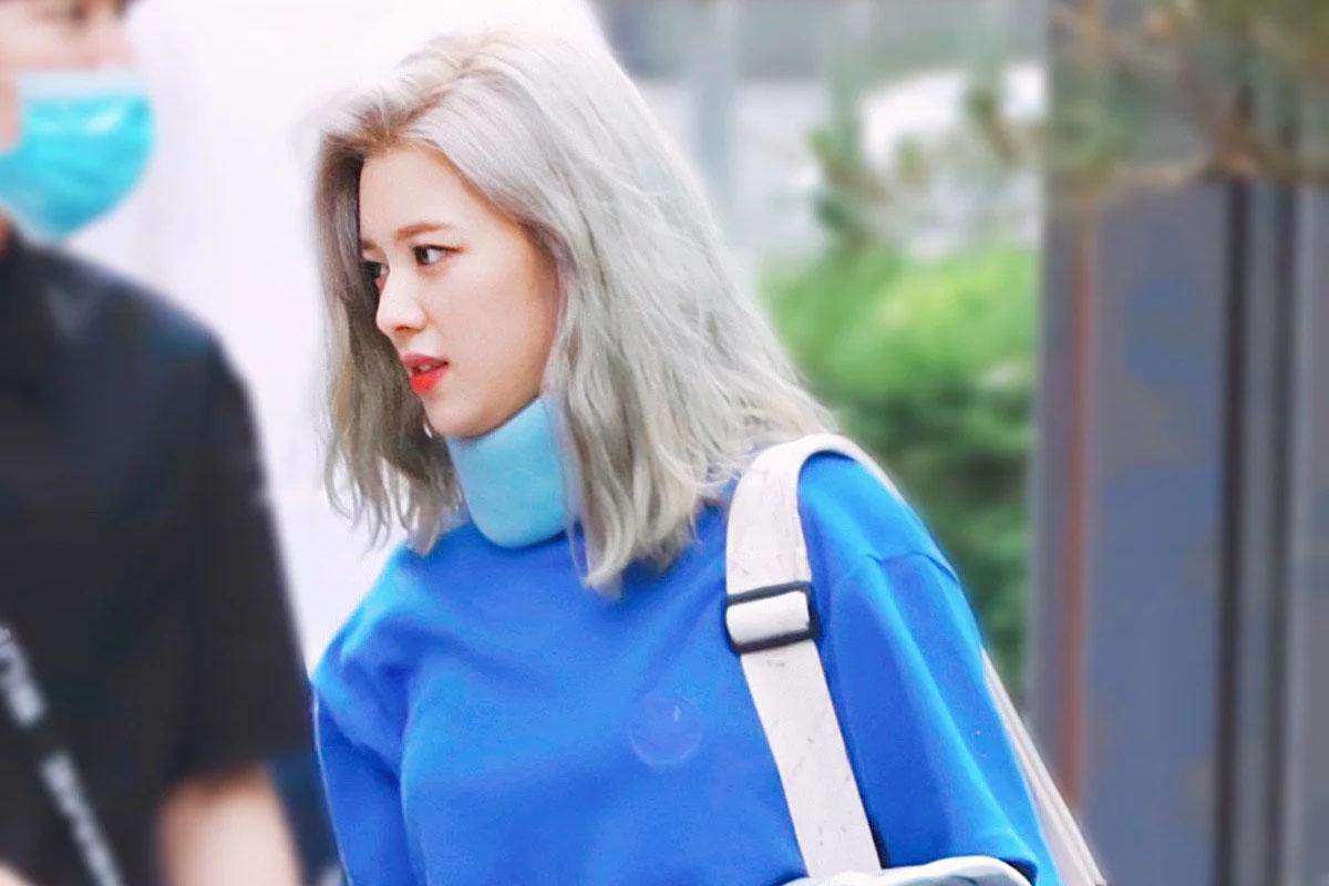 สมาชิก TWICE เดินในงานหนึ่งด้วยลุคที่มีสไตล์ในชุดสีน้ำเงินและสวมแมสก์สีเดียวกัน