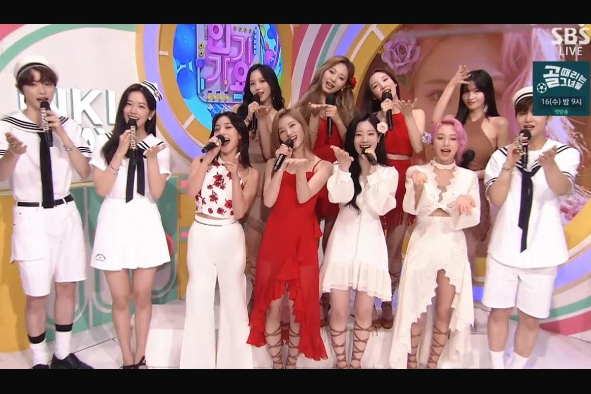 นักร้องสาวแต่งตัวในชุดสีเทาและเข็มขัดสีดำในการโพสต์โปรโมทจากช่องทางสำคัญ