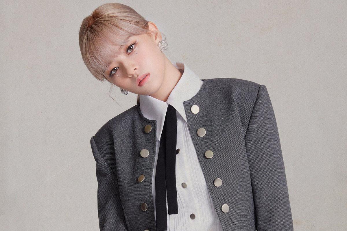 ภาพของศิลปินและพิธีกรรายการ Inkigayo ในชุดที่หลากหลายสีในสตูดิโอ