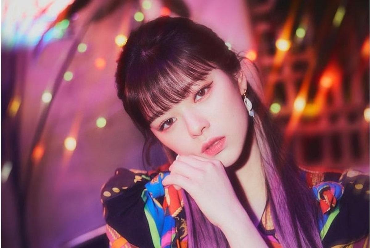 Foto artistica di TWICE con design floreale e luci colorate