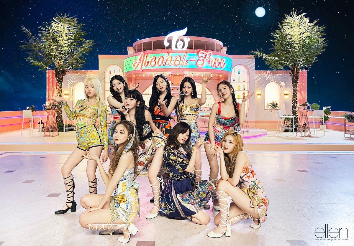 Scena di TWICE con tema cocktail da performance su Twitter