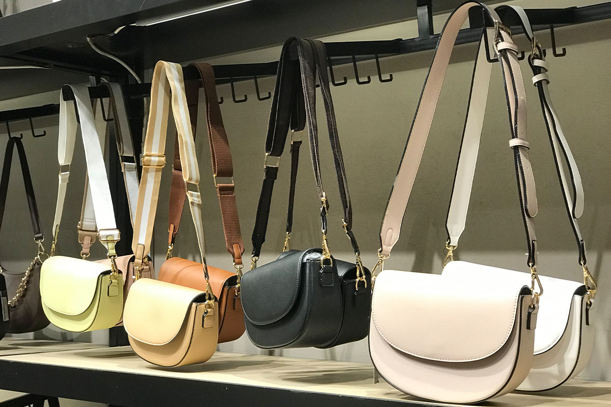 túi xách bày bán trong cửa hàng giày Shoopen chi nhánh Hongdae, Seoul, Hàn Quốc