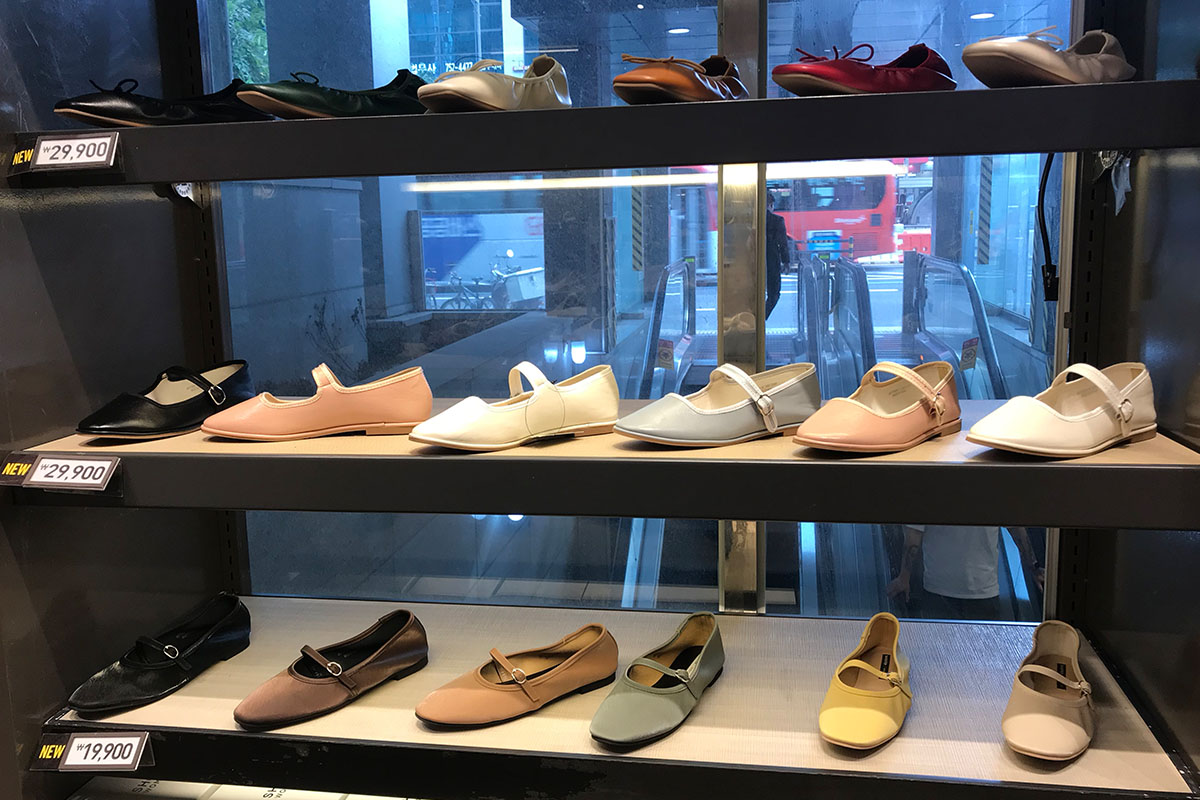 giày búp bê bày bán trong cửa hàng giày Shoopen chi nhánh Hongdae, Seoul, Hàn Quốc
