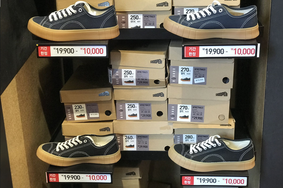giày bày bán trong cửa hàng giày Shoopen chi nhánh Hongdae, Seoul, Hàn Quốc