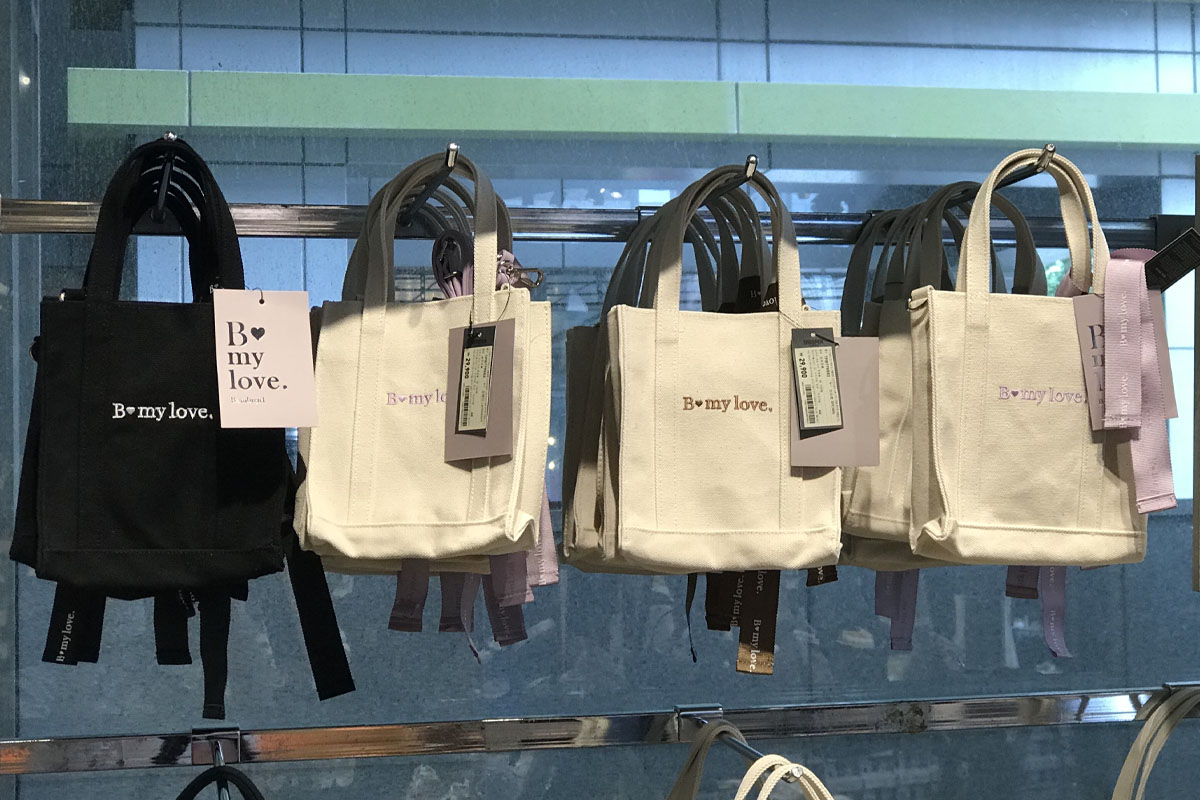 túi xách bày bán trong cửa hàng giày Shoopen chi nhánh Hongdae, Seoul, Hàn Quốc