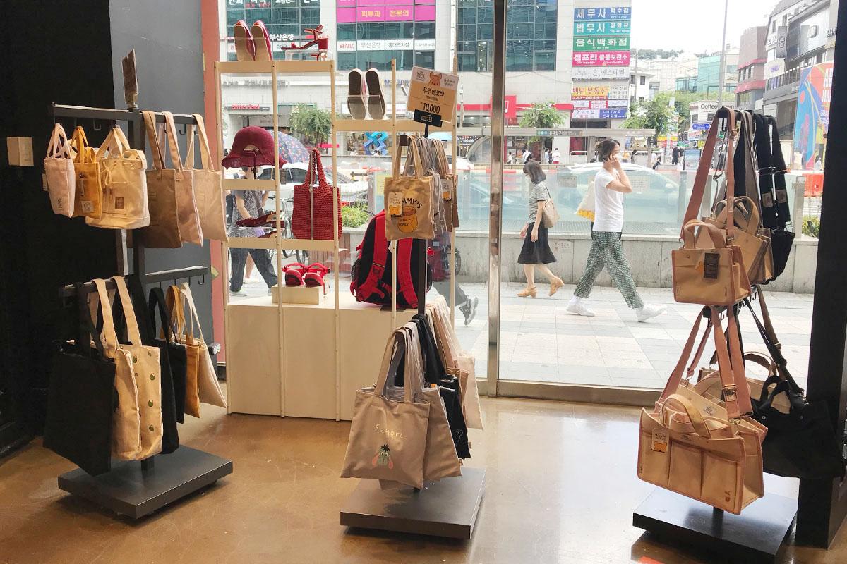 Bags hanging on display at Shoopen