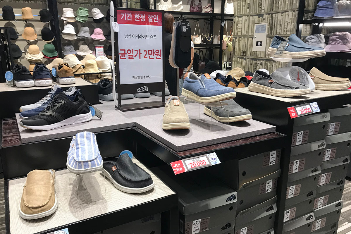 giày bày bán trong cửa hàng giày Shoopen chi nhánh Hongdae, Seoul, Hàn Quốc
