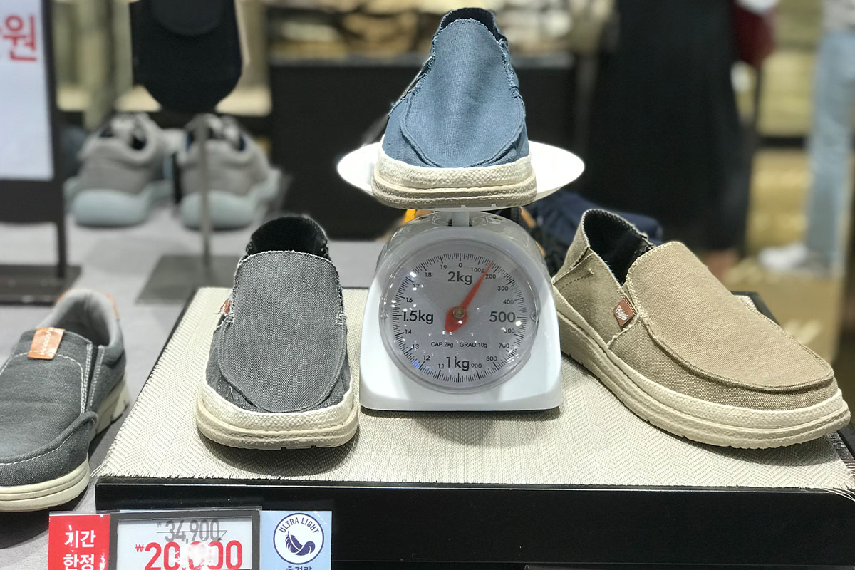 giày bày bán trong cửa hàng giày Shoopen chi nhánh Hongdae, Seoul, Hàn Quốc