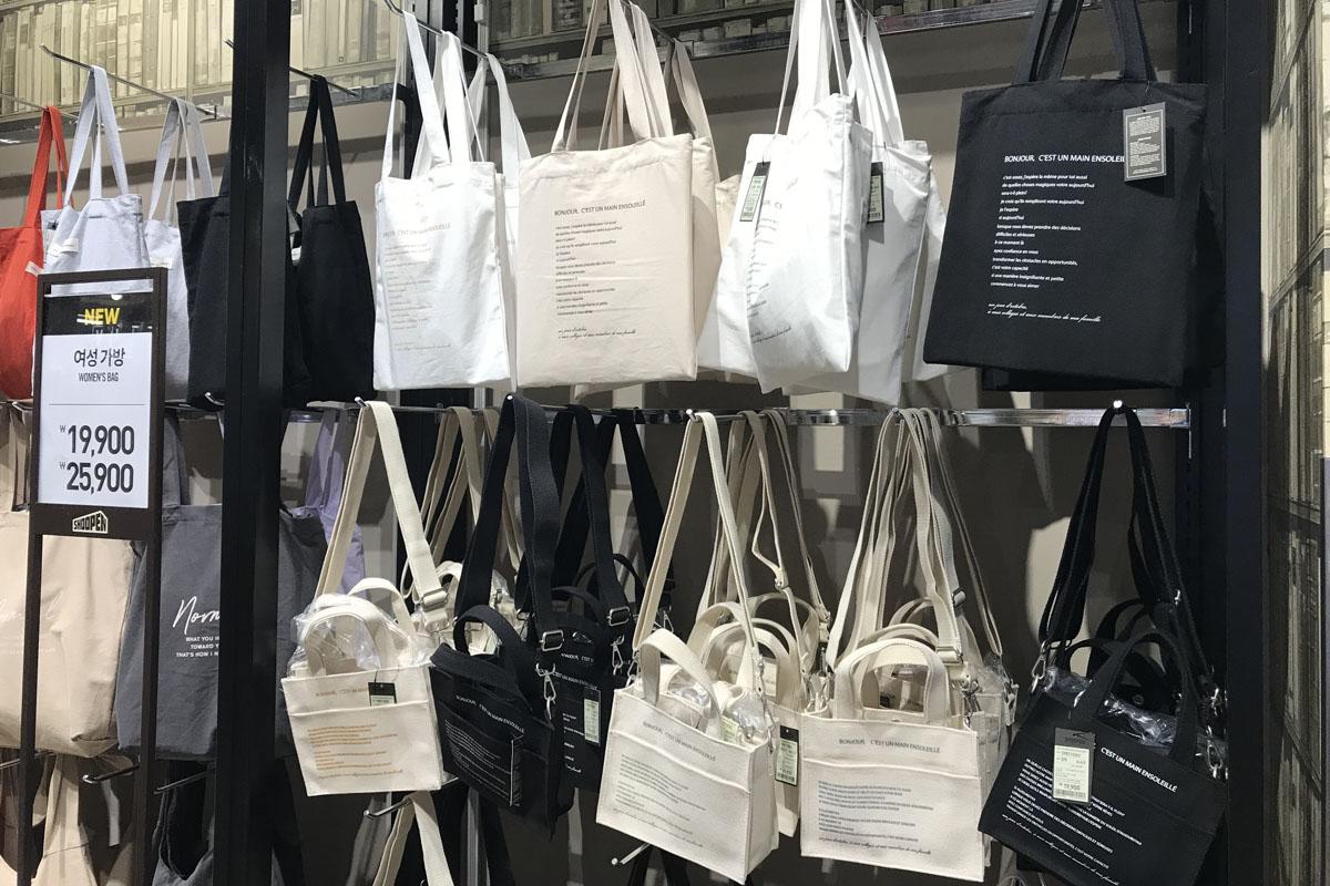 Tote bag display at Shoopen