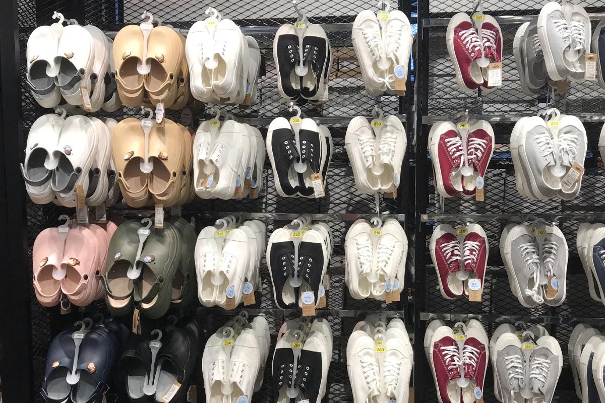 Hanging shoe display at shoopen