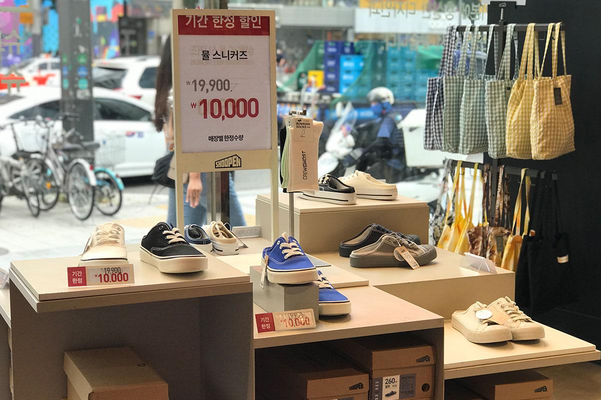 10,000 won shoe display at Shoopen