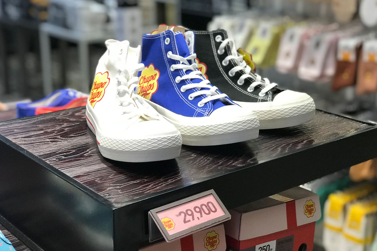 giày chupa chups bày bán trong cửa hàng giày Shoopen chi nhánh Hongdae, Seoul, Hàn Quốc