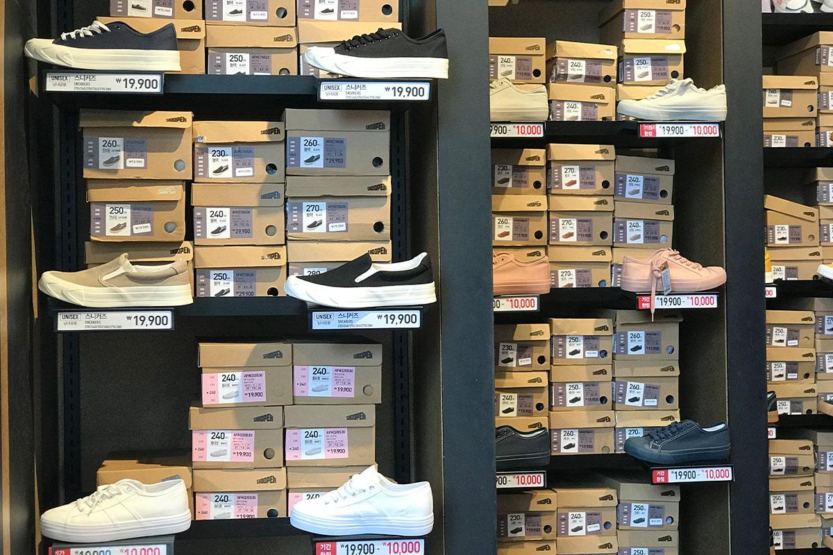 Sneaker shelf at Shoopen