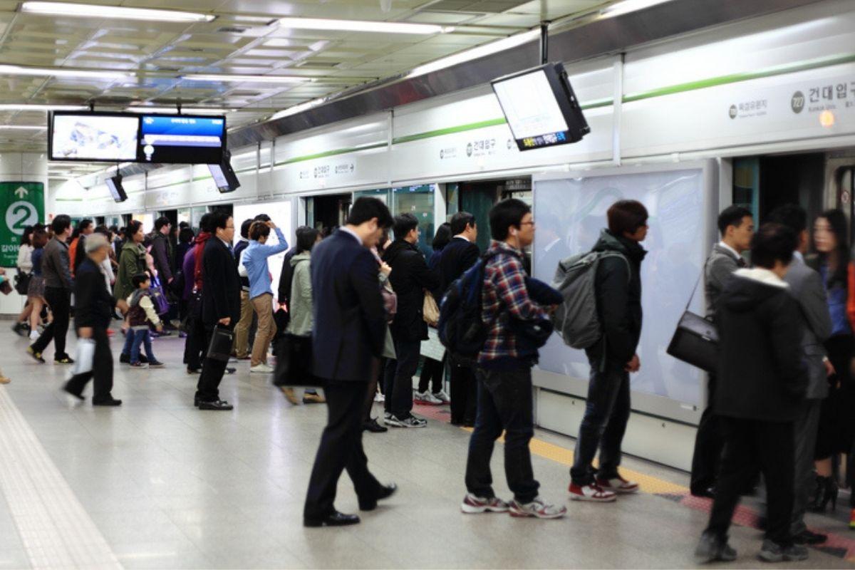 Văn hoá tham gia giao thông ở Hàn, xếp hàng khi lên tàu xe