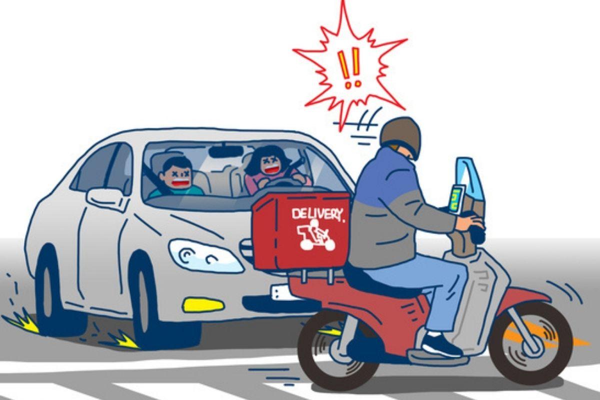 베트남어ALT : 초상화 | 사거리에서 오토바이 배달원이 자동차와 전화하면서 위험한 상황을 직면하는 모습. 뚜렷한 표정의 자동차 운전자와 놀라운 표정의 동승자. 교통안전의 중요성을 강조하는 만화 스타일의 그림.