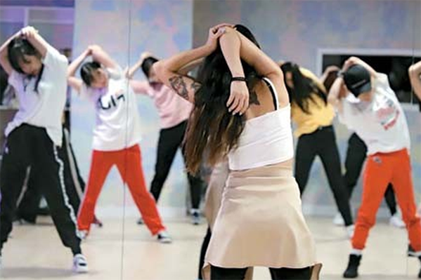 舞蹈學院中的練習與演習，逐步走向偶像之路