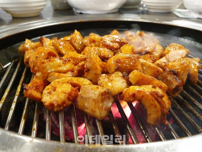 Panggangan usus babat di Yang Mi Ok, restoran terkenal di Euljiro, Seoul. Citarasa otentik Korea yang disukai oleh mantan Presiden Kim Dae-jung. Latar belakang budaya kuliner dengan daging emas yang menggoda di atas pembakaran sempurna.
