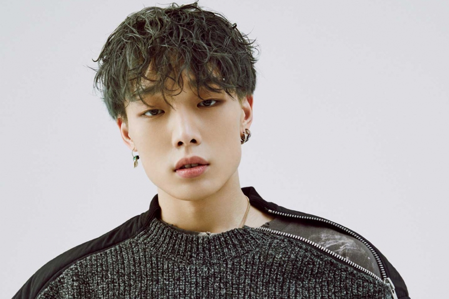 iKON组合成员Bobby，身穿灰色毛衣，展示酷炫时尚造型。