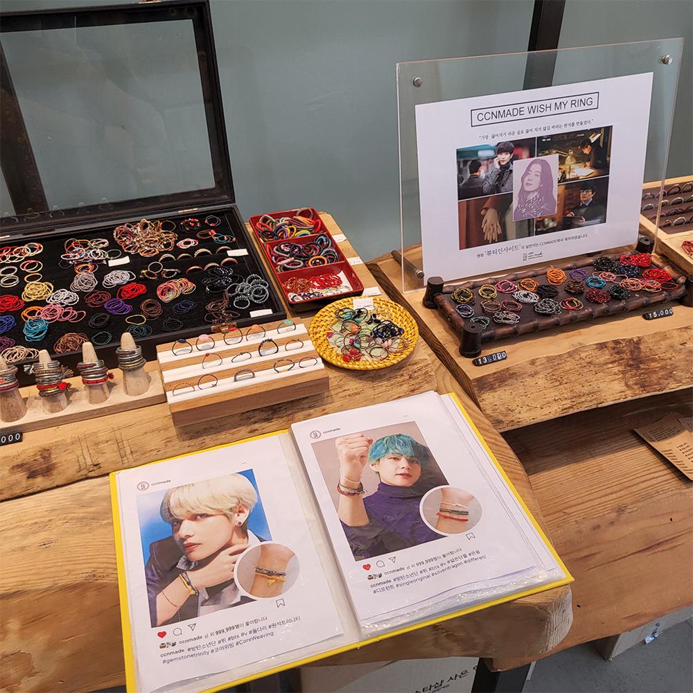 Vòng tay làm từ chỉ màu được trưng bày tại cửa hàng CCCMADE.