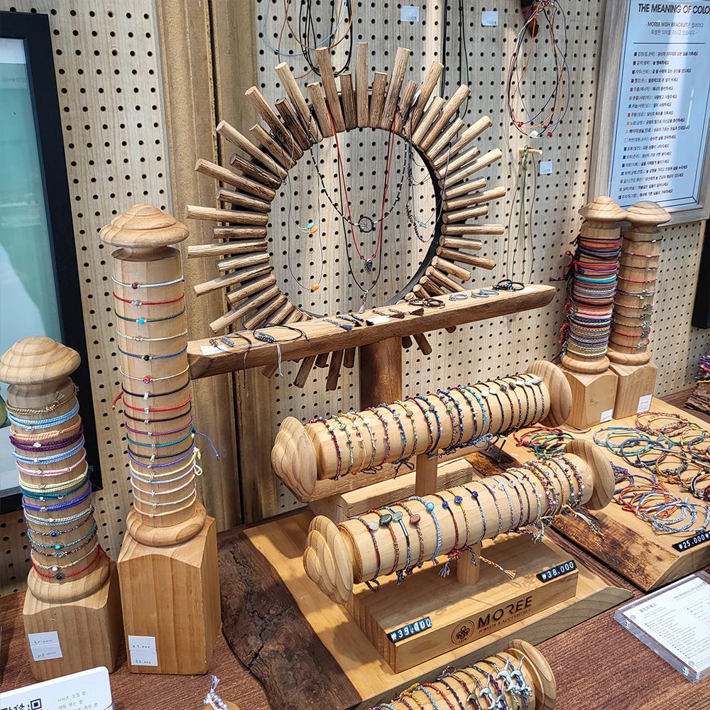 Trưng bày vòng tay nhiều màu sắc tại cửa hàng CCCMADE ở Insadong.