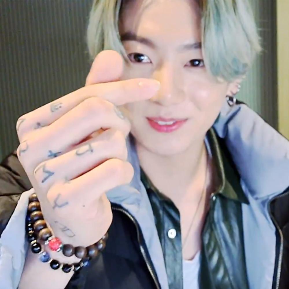 Nam ca sĩ nổi tiếng đeo chiếc vòng tay Delixir với thiết kế đá tự nhiên.