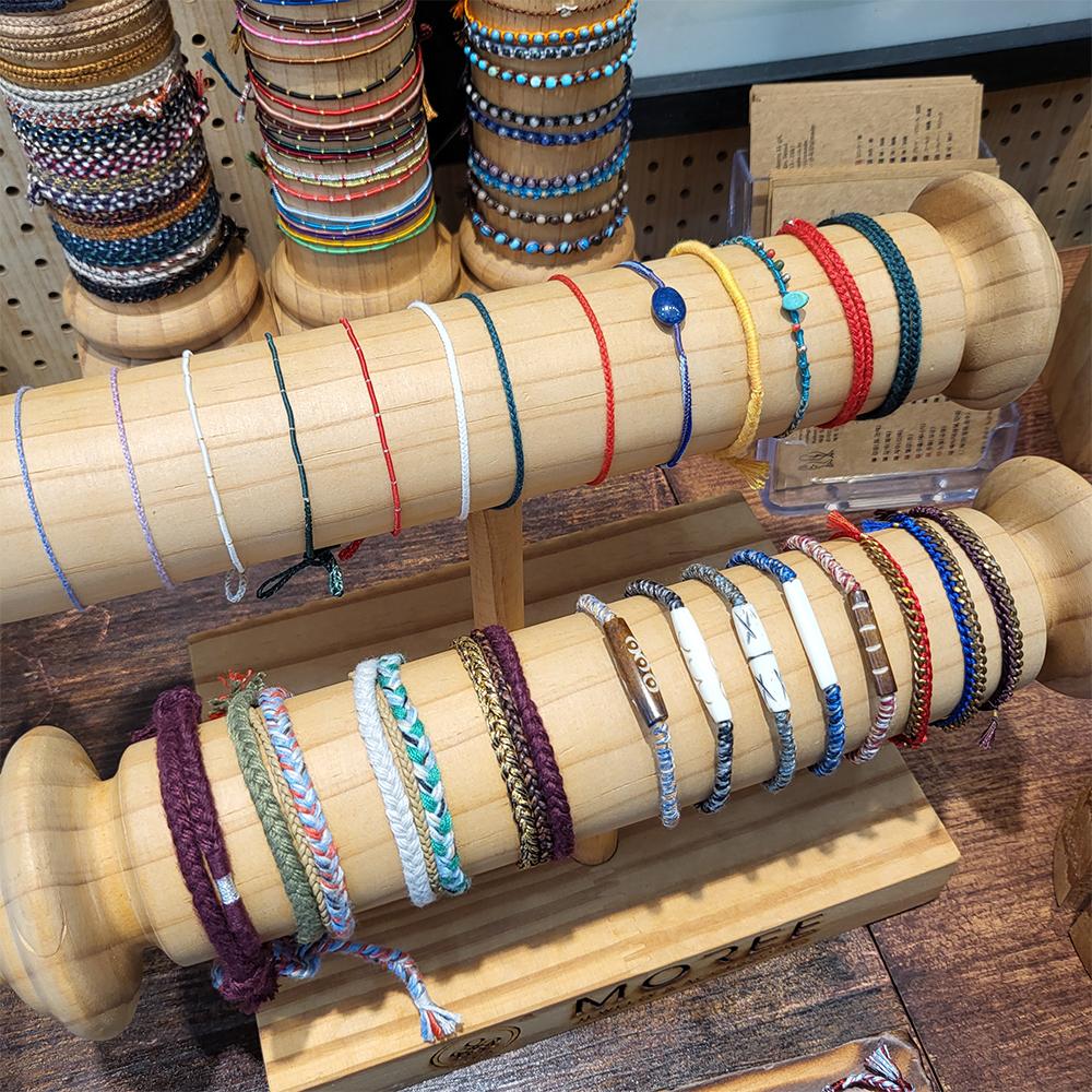 Một giá đỡ trưng bày các vòng tay tại cửa hàng CCCMADE, trông rất bắt mắt.