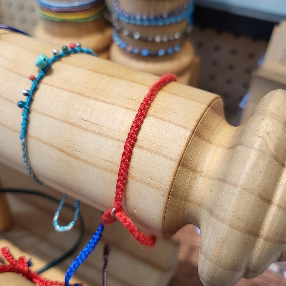 Vòng tay DIFFERENT màu xanh và đỏ, yêu thích bởi BTS V.