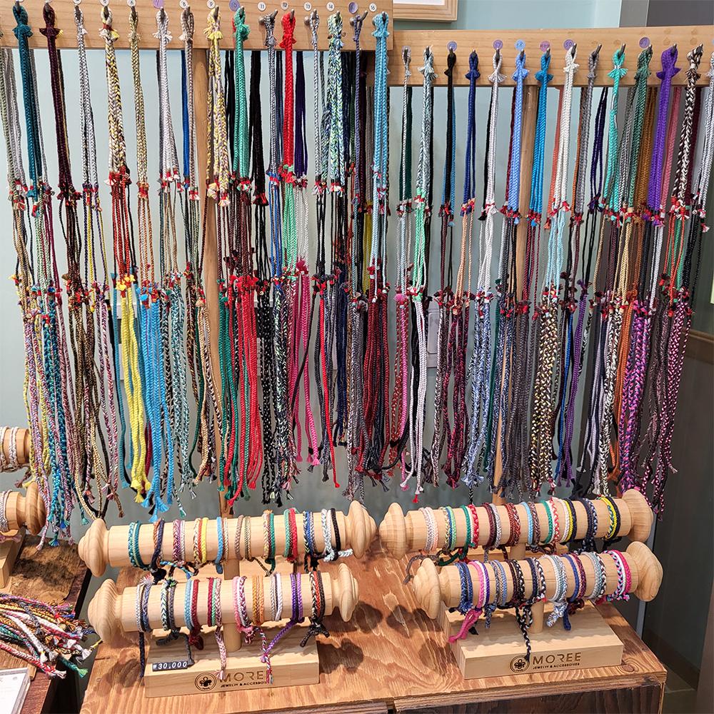 Vòng tay CCCMADE 3 MIX với thiết kế nhiều màu sắc.