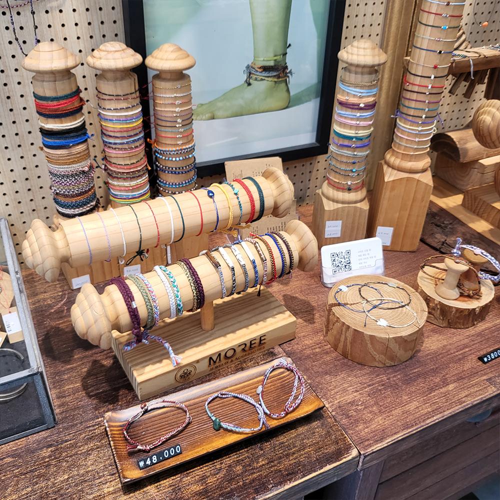 Bộ sưu tập vòng tay đa dạng với các màu sắc và kiểu dáng khác nhau tại CCCMADE.