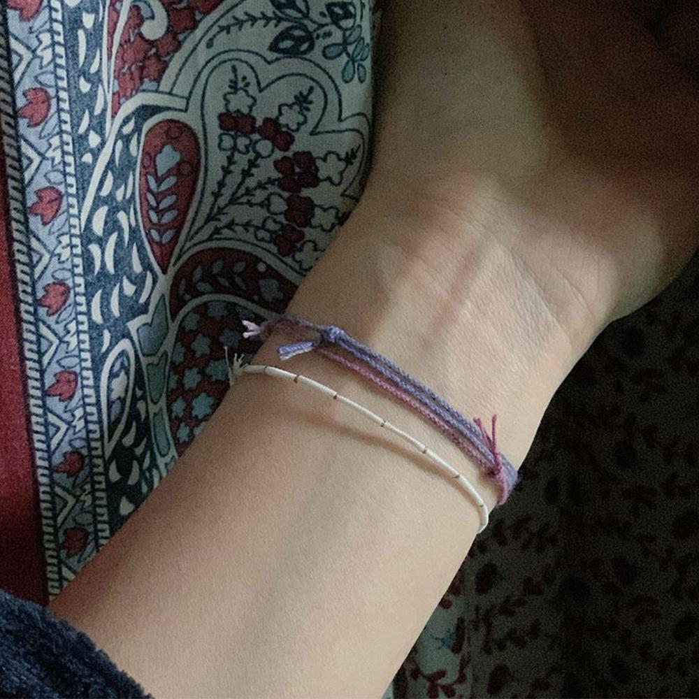 Ảnh chụp cận cảnh vòng tay CCCMADE màu hồng và tím với ý nghĩa đặc biệt.