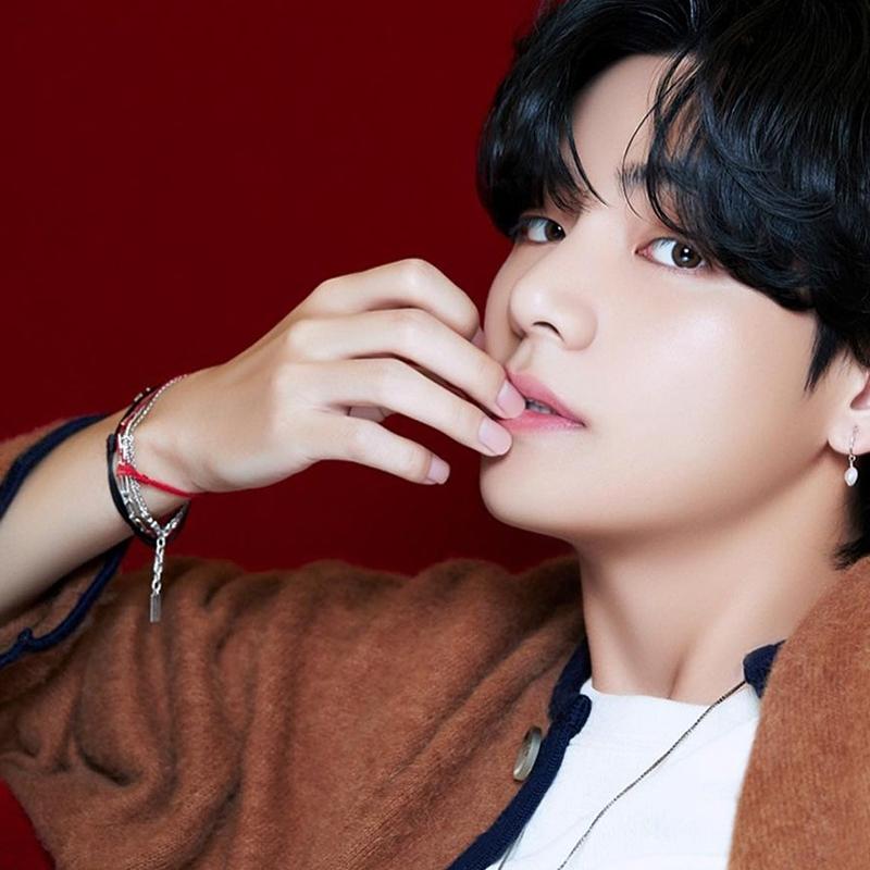 Chiếc vòng tay DIFFERENT nổi bật cùng dây móc dễ điều chỉnh.