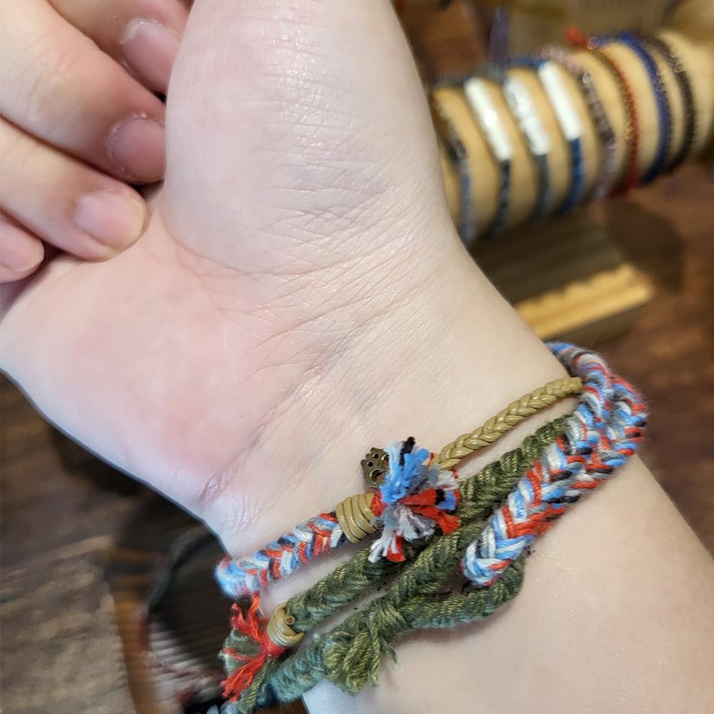 Chiếc vòng tay 3 MIX của CCCMADE được đeo với phong cách thời trang.