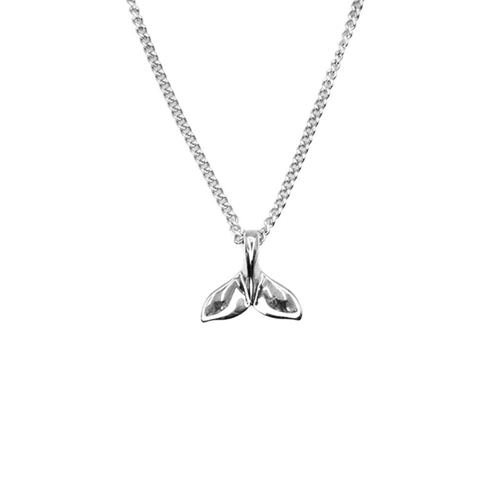 Dây chuyền đuôi cá heo bạc từ Delixir nổi bật với sự sang trọng.