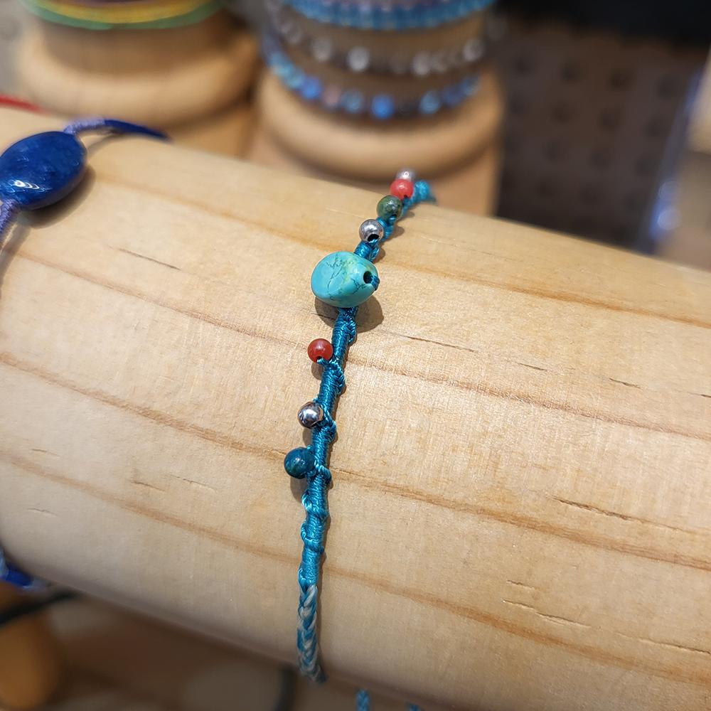 Vòng tay cầu đá với viên đá nhỏ trên chỉ xanh mint từ CCCMADE.