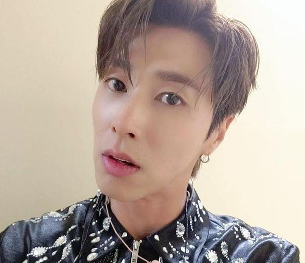 韓国人気男性グループ東方神起のメンバーのユンホが新たに童話作家としてデビュー。写真は彼の新しい作品を発表している様子。朝鮮日報の著作権に基づく。