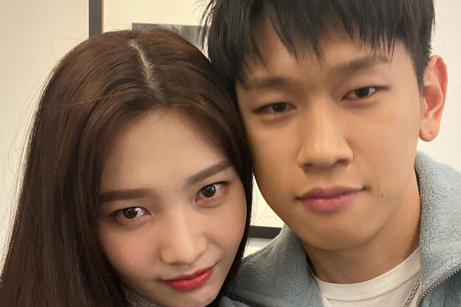 韓國藝人Crush與Red Velvet成員Joy合照，背景是室內場景