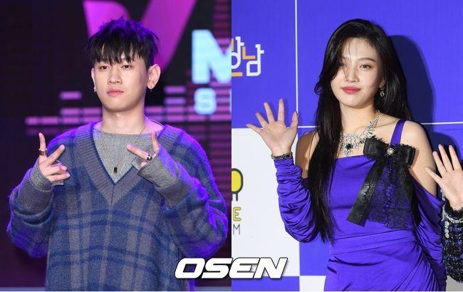 オセン主催のイベントで並んでポーズをとる二人の芸能人。青と紫のファッションが目を引く。