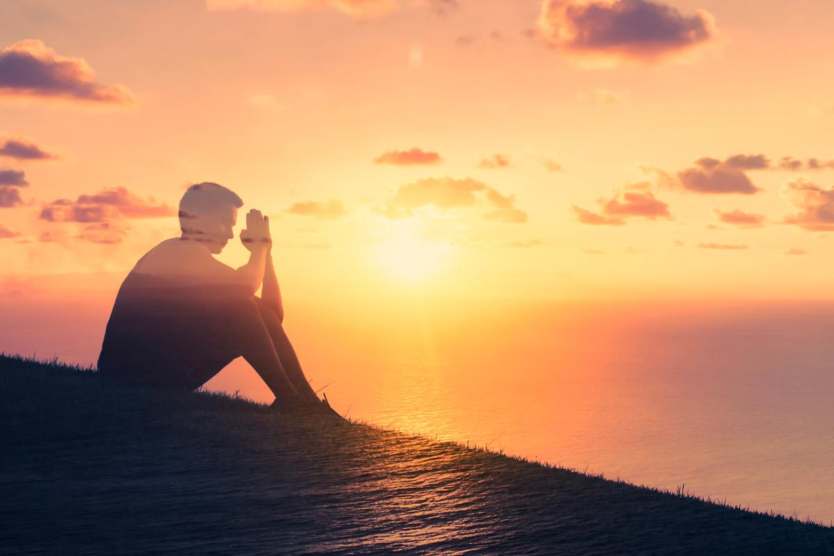 反映被夕陽映照下神情沈思的韓國學生，表達在課程申請壓力下的自省時刻。