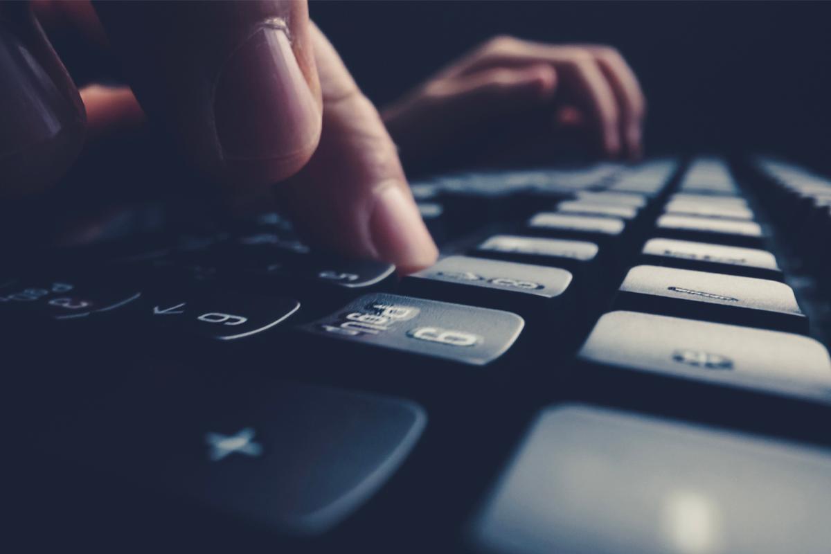 雙手在鍵盤上緊張地輸入，象徵在線搶課時的緊張氣氛。