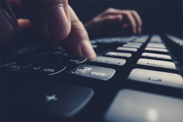 键盘特写，展示快速输入以便更快完成选课，突出抢课时反应速度的重要性。