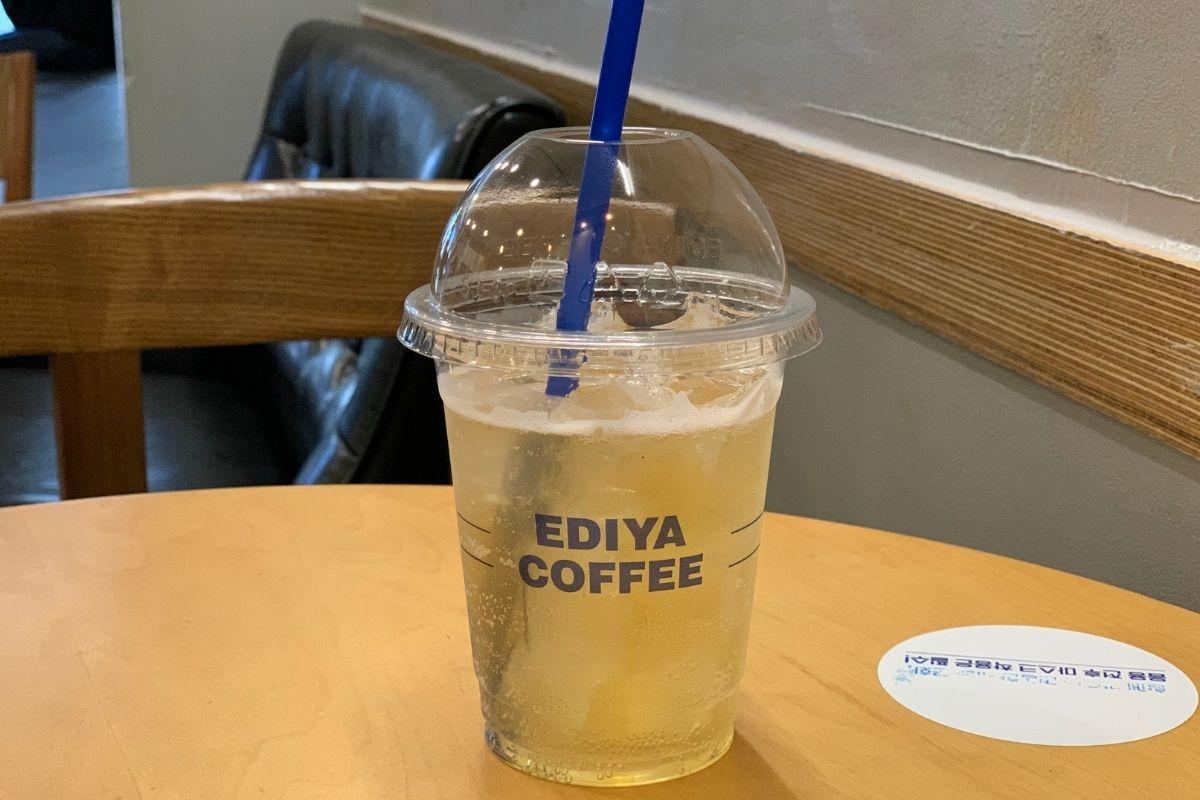 Greengrape Lemon Kombucha en un vaso con hielo