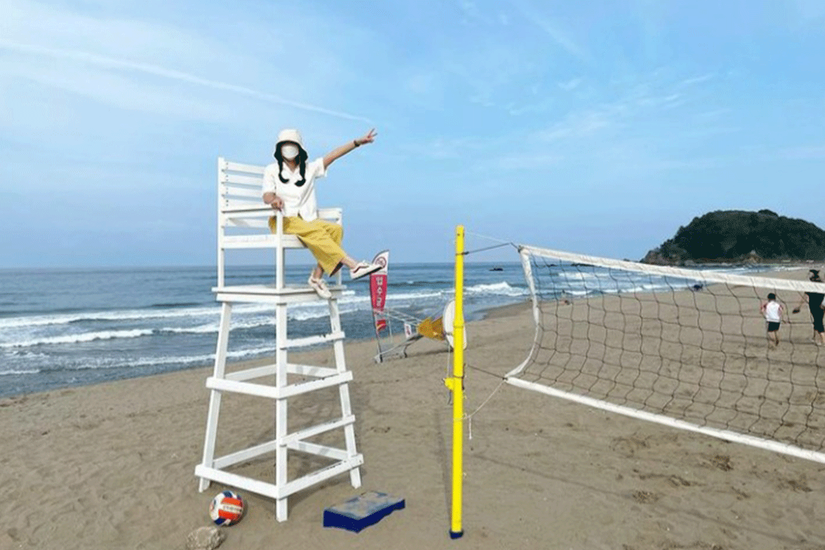 referee chair and volleyball net at Maengbang Beach