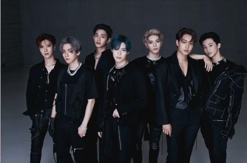 SuperM хамтлагийн хувцасны загвартай зураглал.