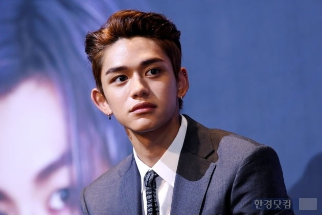 Эрэгтэй хүнд яслаг хослол өмсгөд, үс нь арын талбайд байдлаар загварчилсан зураг.