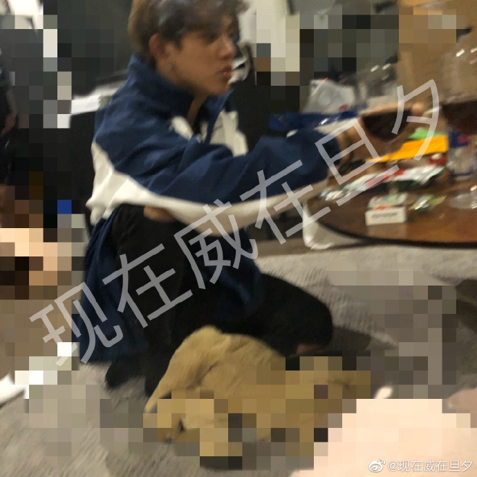 卢卡斯与某人共享餐桌并喝红酒，图片展示他的一些个人习惯和行为方式。来自微博用户@现在威在旦夕。