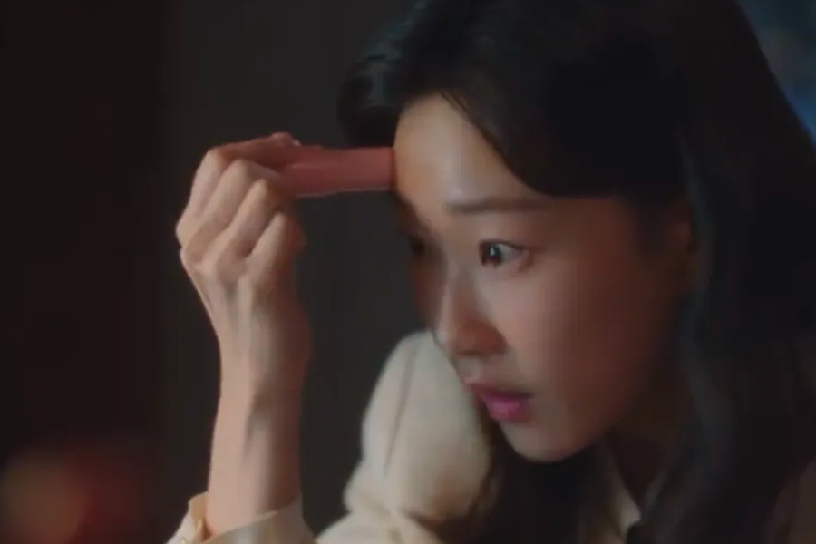 《非常律师禹英禑》中显示KAHI胶原蛋白保湿棒的场景，展示韩剧中的置入性行销。