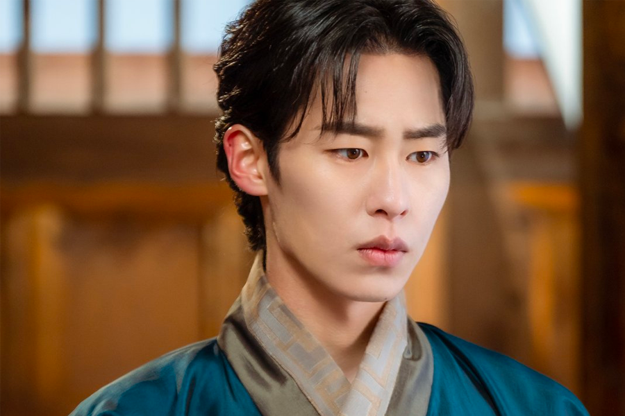 《还魂》中的角色身穿古装但发型现代，反映韩剧背景设定与角色造型的矛盾之处。