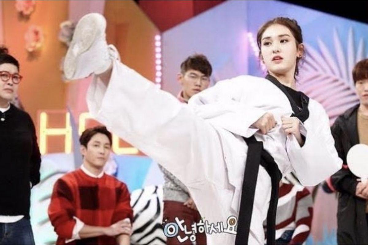 Võ sĩ Taekwondo thực hiện cú đá mạnh mẽ, hàm ý ý chí quyết tâm và tinh thần vô địch.