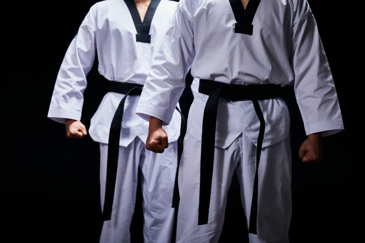 Hai võ sĩ Taekwondo mặc trang phục Dobok với đai đen thể hiện sự thành thạo trong môn võ.